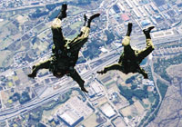 高高度から自由降下する空挺隊員