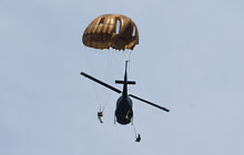 小型ヘリ・UH-1Hからの降下